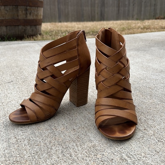 Strappy heels - Picture 6 of 7